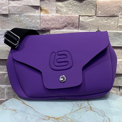 Bolso La Fille des Fleurs bandolera morada con solapa 