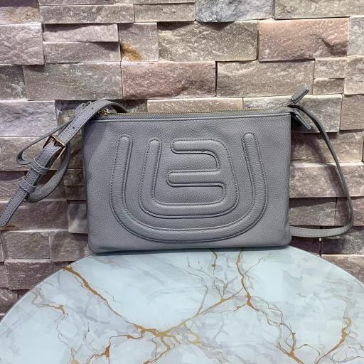 Bolso La Fille des Fleurs ecopiel bandolera rectangular varios apartados gris [2]