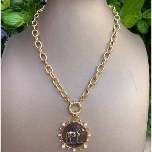 Collar cadena de eslabón intermedio dorada con medalla ecuestre
