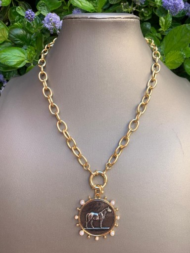Collar cadena de eslabón intermedio dorada con medalla ecuestre [1]