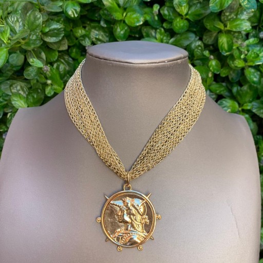 Collar malla metálica dorada con moneda grande dorada 