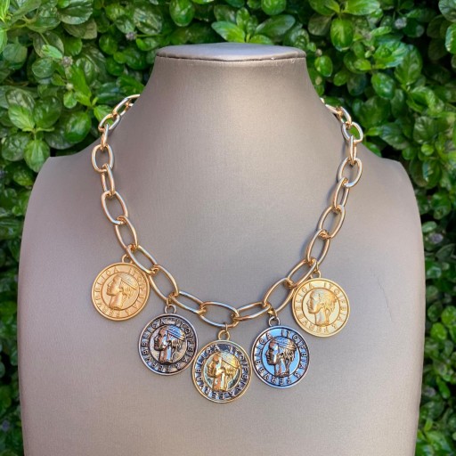 Collar cadena de eslabón grande dorada con charms de monedas