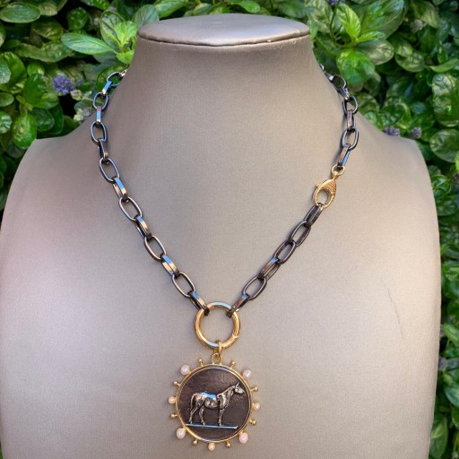 Collar cadena de eslabón intermedio de acero con medalla ecuestre