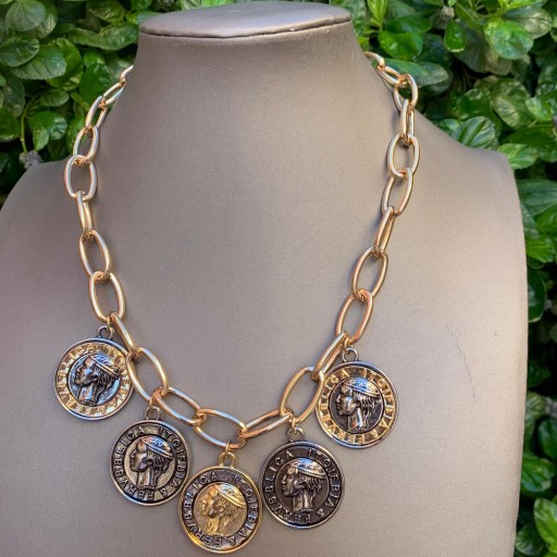 Collar cadena de eslabón grande dorada con charms de monedas