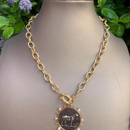 Collar cadena de eslabón intermedio dorada con medalla ecuestre [2]