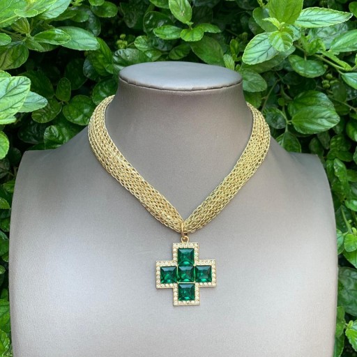 Collar malla metálica dorada con cruz pequeña griega verde esmeralda