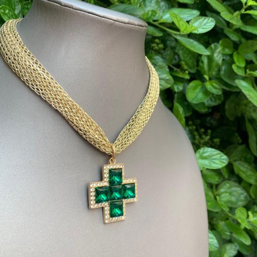 Collar malla metálica dorada con cruz pequeña griega verde esmeralda [1]