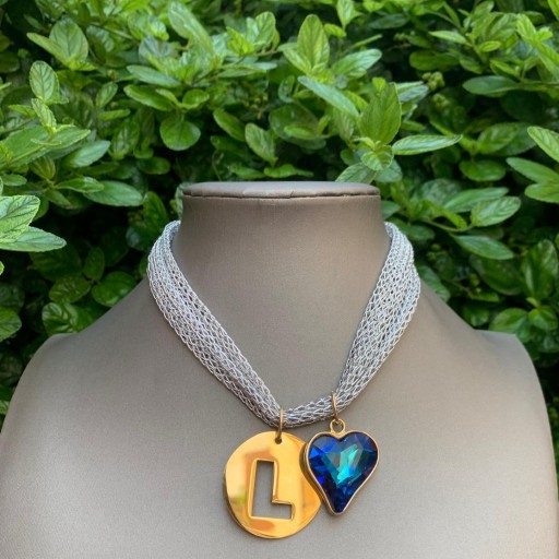 Collar malla metalizada plata con inicial "L" y corazón azul