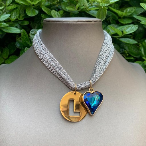 Collar malla metalizada plata con inicial "L" y corazón azul [2]