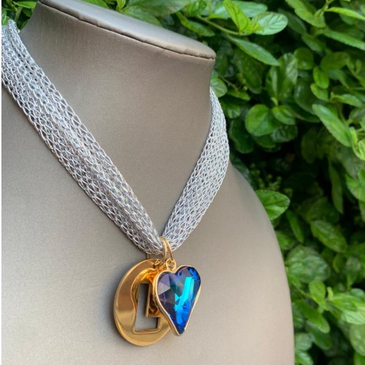 Collar malla metalizada plata con inicial "L" y corazón azul [1]