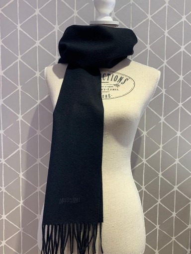 Bufanda Moschino negra logo bordado