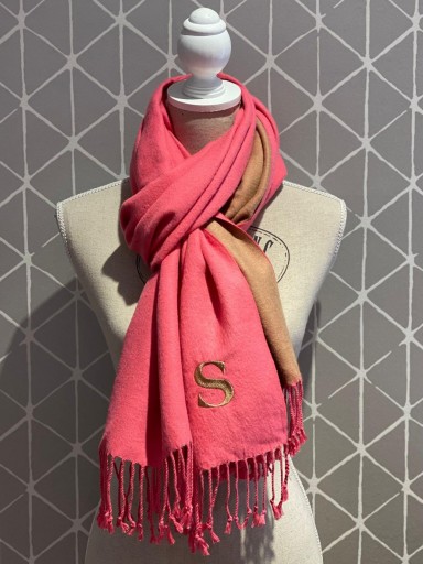 Bufanda rosa con "S" bordada