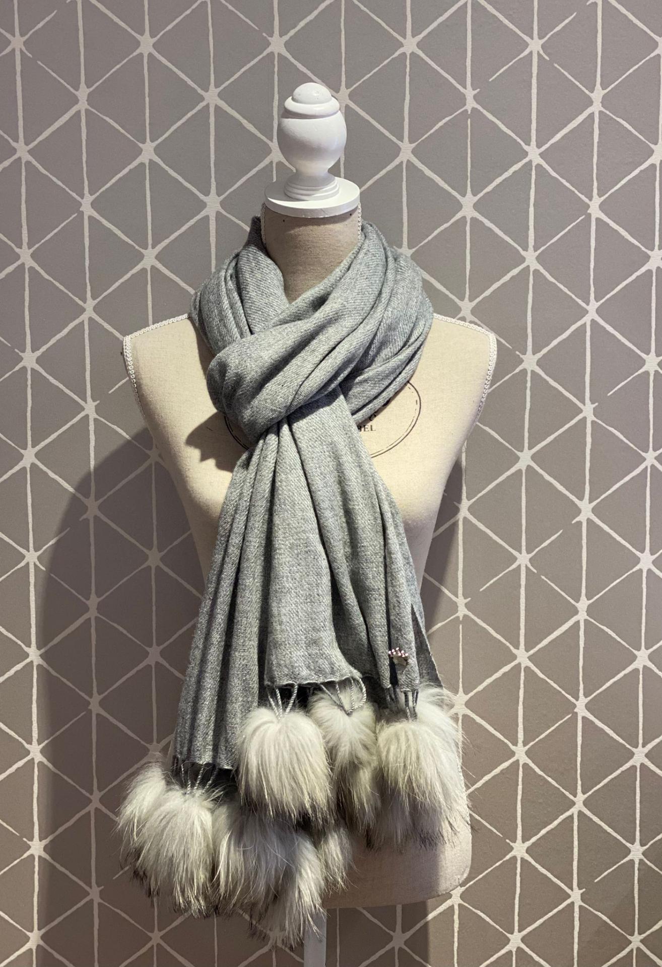 Bufanda cashmere  gris con pompones naturales