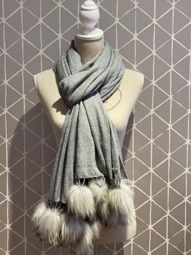 Bufanda cashmere  gris con pompones naturales