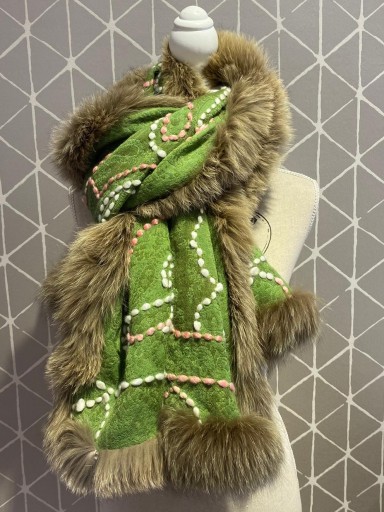 Bufanda cashmere verde ribeteada en pelo natural marrón