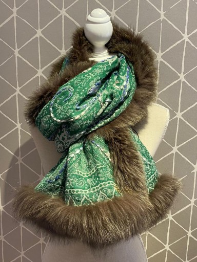 Bufanda cashmere estampado paisley verde ribeteada en pelo natural marrón [0]