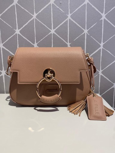 Bolso La Fille des Fleurs ecopiel avellana con solapa y aldaba