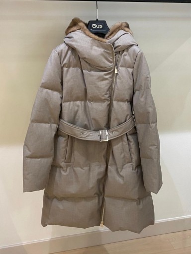 Abrigo Gus piedra con cinturón y cremallera diagonal