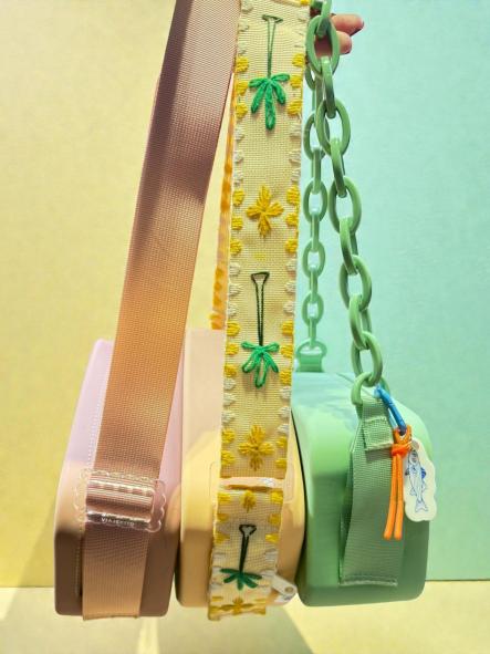 Bolso Viajecito verde correa doble eslabones y estampada [2]