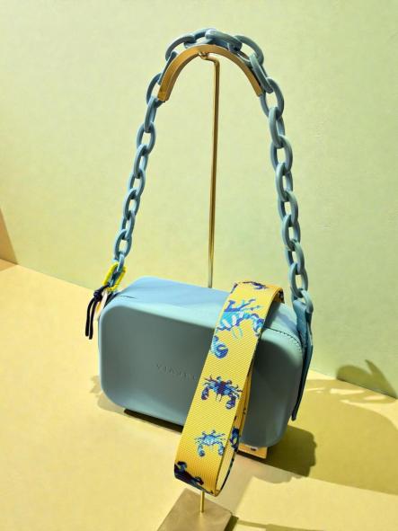 Bolso Viajecito azul correa doble eslabones y estampada [2]