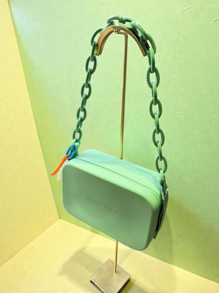 Bolso Viajecito verde correa doble eslabones y estampada [1]