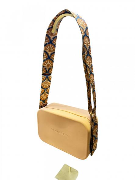 Bolso Viajecito marrón correa estampada geométrica