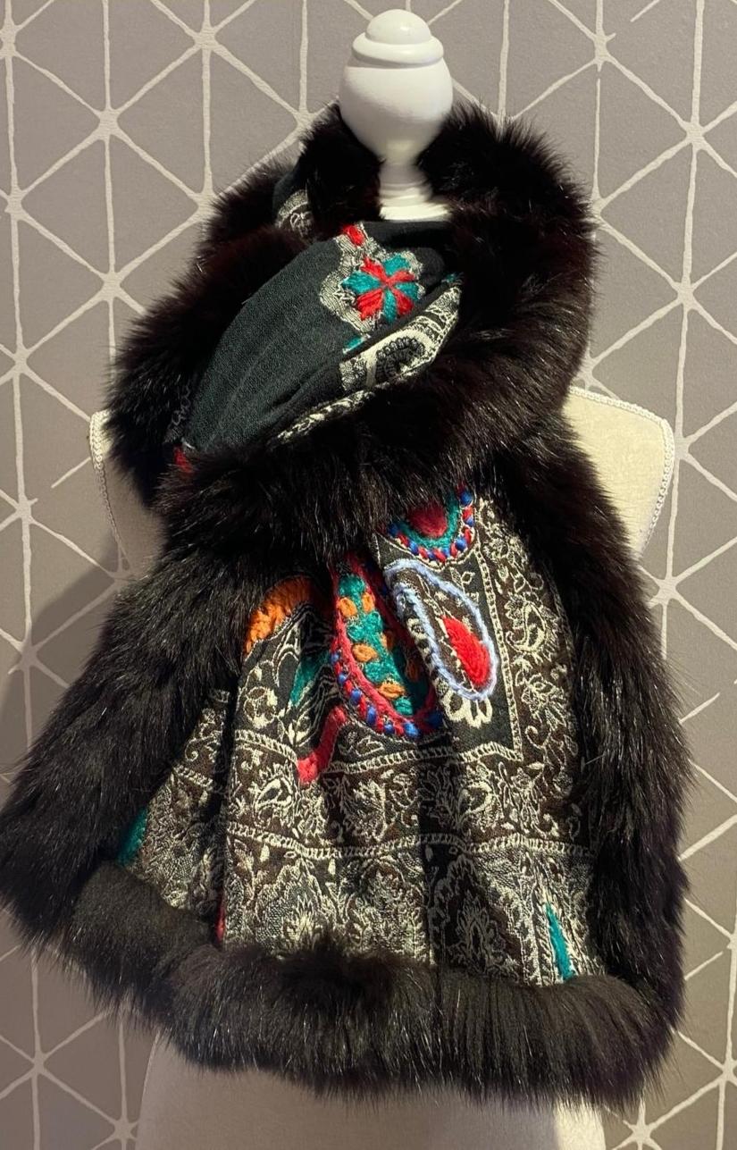 Bufanda cashmere negra ribeteada en pelo natural negro