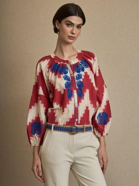 Camisa bordada zigzag rojo con bordado azul