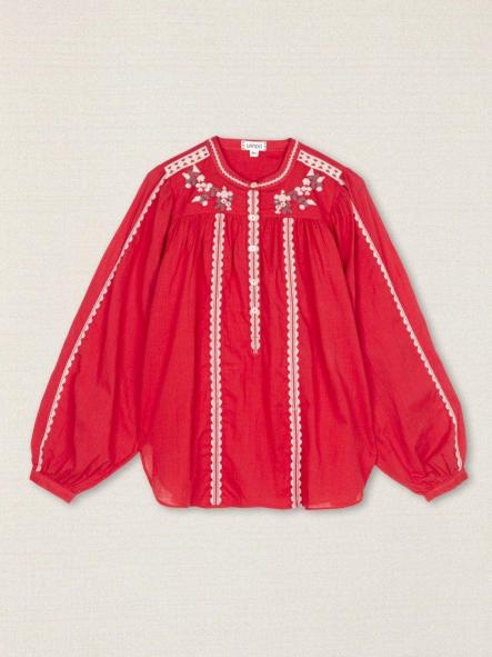 Camisa roja con bordado blanco [1]