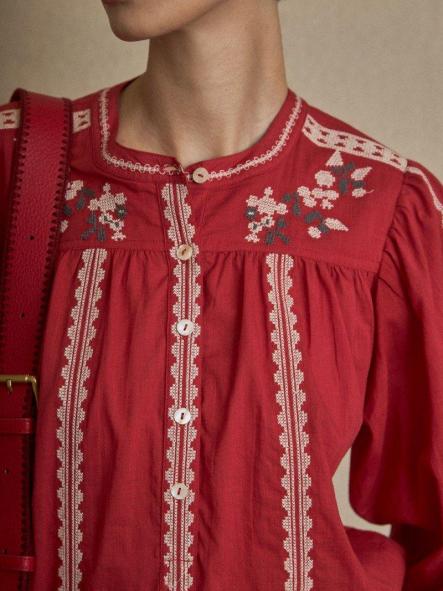 Camisa roja con bordado blanco [2]