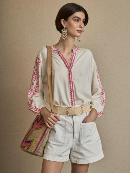 Camisa blanca bordados fucsia y lila