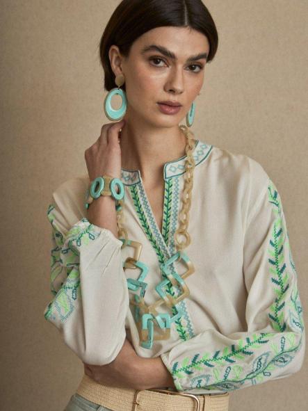 Camisa blanca bordados lima y turquesa