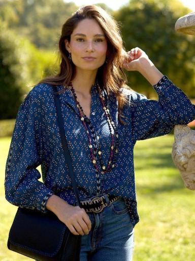 Camisa estampada azul con bordado de espiga Latido