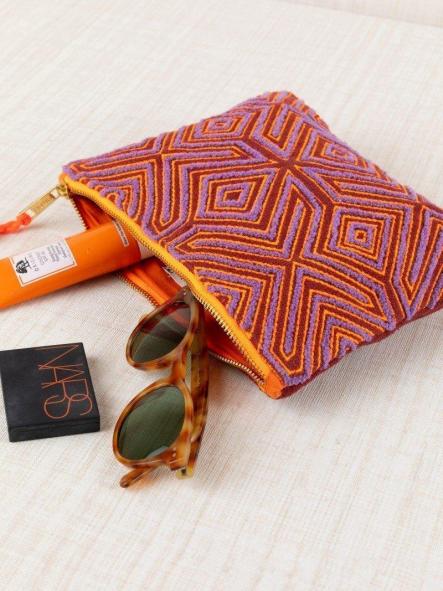 Neceser Latido bordado étnico geométrico lila y coral