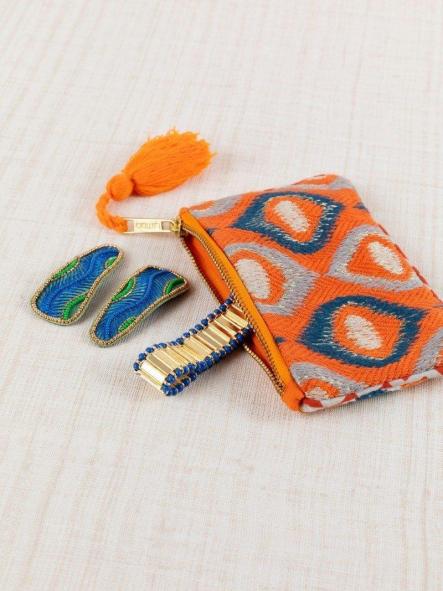 Neceser Latido bordado geométrico naranja y azul