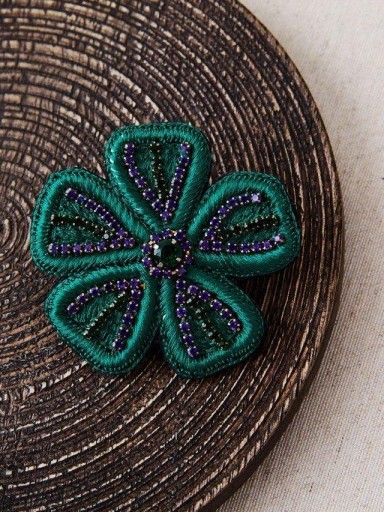 Broche flor verde Latido