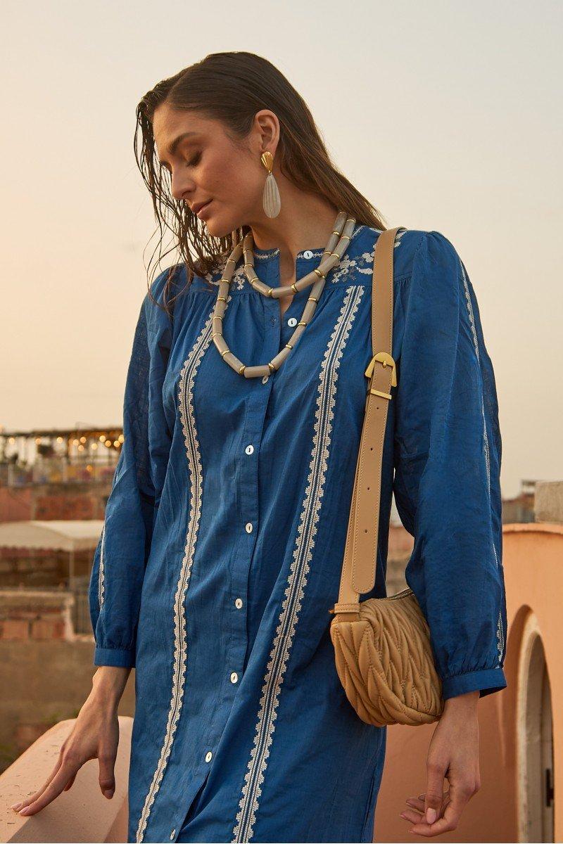 Vestido azul bordado blanco