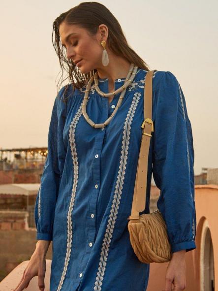 Vestido azul bordado blanco 