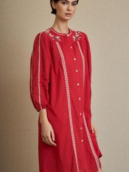 Vestido rojo bordado blanco 