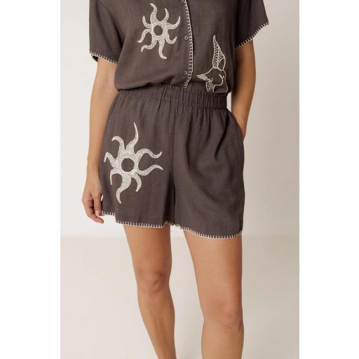 PANTALÓN SHORT ENGOMADO  [1]