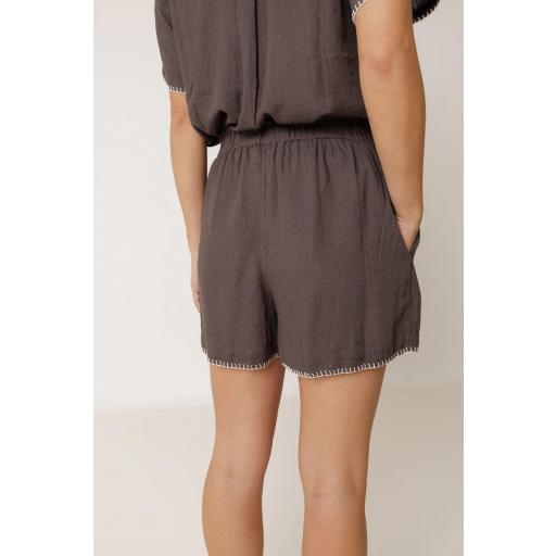 PANTALÓN SHORT ENGOMADO  [2]
