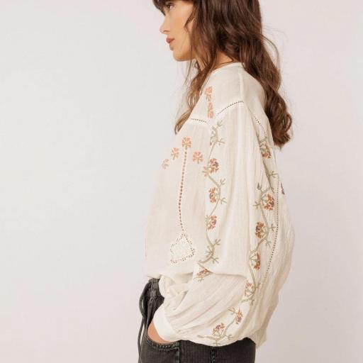 CAMISA BORDADA CON VOLUMEN  [2]