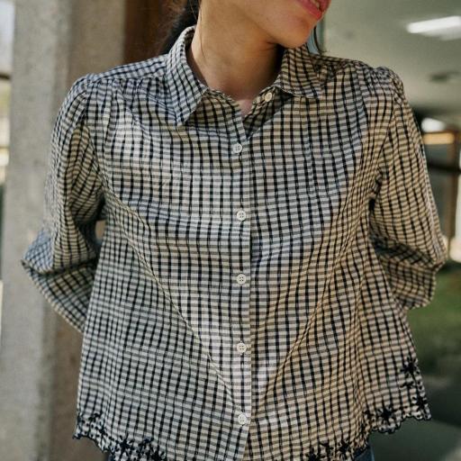 CAMISA BORDADOS CONTRASTE 
