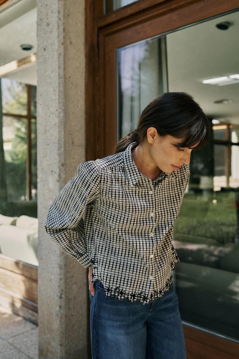 CAMISA BORDADOS CONTRASTE