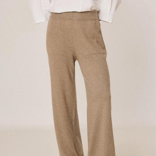 PANTALÓN CROP CON CASHMERE [1]
