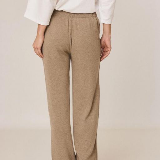 PANTALÓN CROP CON CASHMERE [2]