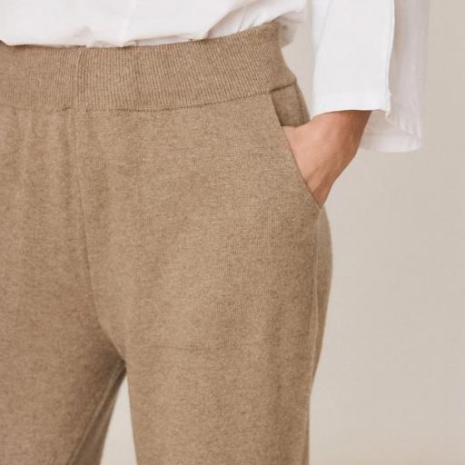 PANTALÓN CROP CON CASHMERE