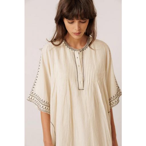 VESTIDO BORDADO A CONTRASTE  [3]