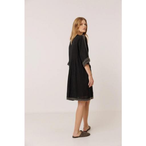 VESTIDO BORDADO A CONTRASTE  [3]