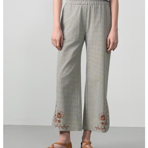 PANTALÓN VICHY Y FLORES BORDADAS 